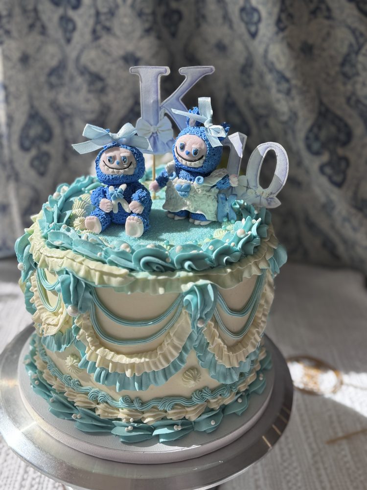 Vintage Labubu inspired cake with cakepop fondant figurines. 