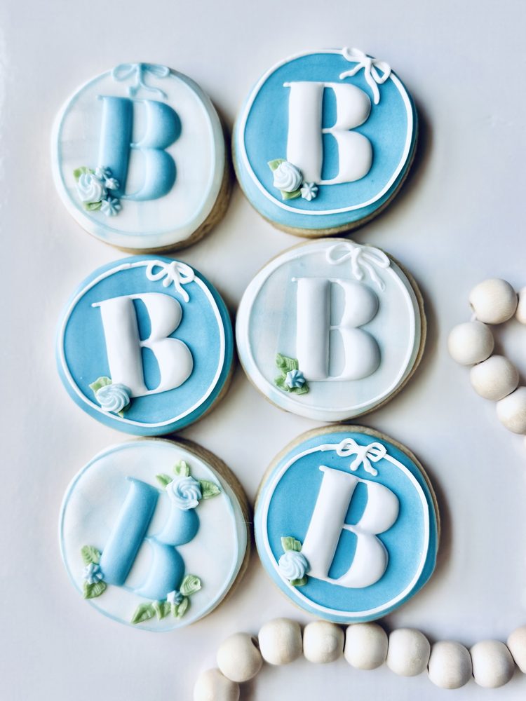 Pleats and Letters Round Monogram Cookies